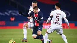 Gelandang Paris Saint-Germain, Marco Verratti (tengah), berebut bola dengan dua pemain Bordeaux, Mehdi Zerkane (kiri) dan Otavio Henrique dalam laga lanjutan Liga Prancis 2020/21 di Parc de Princes Stadium, Sabtu (28/11/2020). Hasil akhir PSG dan Bordeaux bermain imbang 2-2. (AFP/Franck Fife).