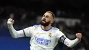 Penyerang Real Madrid, Karim Benzema berselebrasi usai mencetak gol ke gawang Sevilla pada pertandingan lanjutan La Liga Spanyol di di stadion Bernabeu, Madrid, Spanyol, Senin (29/11/2021). Real Madrid menang tipis atas Sevilla 2-1. (AP Photo/Manu Fernandez)