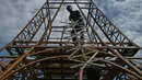 Seorang pekerja membangun model replika Menara Eiffel di sebuah taman di Puducherry, sebuah wilayah bekas koloni Prancis di India pada tanggal 18 Januari 2024. (Arun SANKAR/AFP)