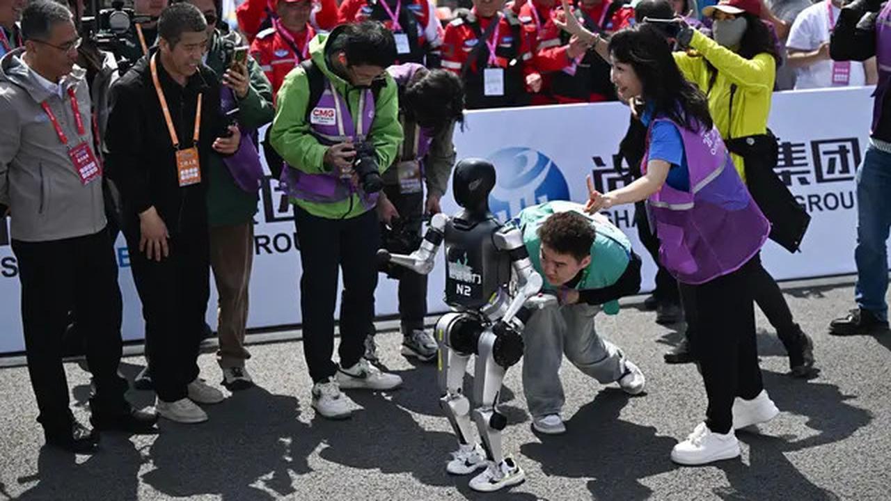 China Gelar Lomba Marathon Manusia vs Robot, Siapa Menang?
