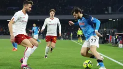 Pemain Napoli Khvicha Kvaratskhelia (kanan) berebut bola dengan pemain AS Roma Leonardo Spinazzola (kiri) pada pertandingan sepak bola Liga Italia di Stadion Diego Armando Maradona, Naples, Italia, 29 Januari 2023. Napoli makin kokoh puncaki klasemen sementara Liga Italia usai mengalahkan AS Roma dengan skor 2-1. (Alessandro Garofalo/LaPresse via AP )