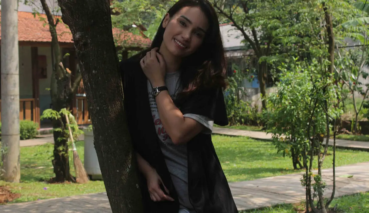Artis yang mengawali karirnya sebagai model itu memilih merahasiakan identitas pacar barunya ke awak media, Jakarta, Senin (9/6/14). (Liputan6.com/Panji Diksana)