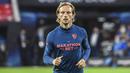 Pemain Sevilla, Ivan Rakitic, melakukan latihan jelang laga Piala Super Eropa di Puskas Arena, Hungaria, Kamis (24/9/2020). Sevilla akan berhadapan dengan Bayern Munchen. (Attila Kisbenedek/Pool via AP)
