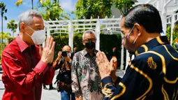 Presiden Joko Widodo (kanan) menyambut kedatangan PM Singapura Lee Hsien Loong di The Sanchaya Resort Bintan, Kabupaten Bintan, Provinsi Kepulauan Riau, Selasa (25/1/2022). Kehadiran PM Lee di Bintan ini untuk menghadiri Leaders’ Retreat Indonesia-Singapura. (Laily Rachev/Biro Pers Setpres)