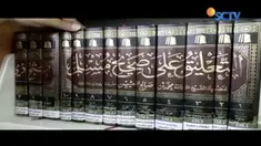 Berbagai koleksi buku bisa ditemukan di perpustakaan ini, termasuk buku berbahasa Indonesia.