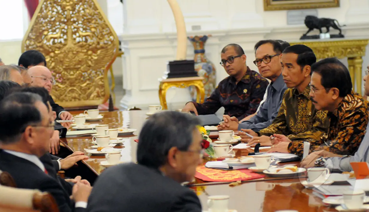 Presiden Joko Widodo menerima delegasi Kamar Dagang dan Industri Jepang (Japan Chamber of Commerce and Industry) di Istana Merdeka, Jakarta, Senin (2/2/2015). (Liputan6.com/Faizal Fanani)