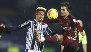 Pemain West Bromwich Albion, Callum Robinson, berebut bola dengan pemain Leeds United, Pascal Struijk, pada laga Liga Inggris di Stadion Hawthorns, Selasa (29/12/2020). Leeds menang dengan skor 5-0. (Dave Rogers/Pool via AP)