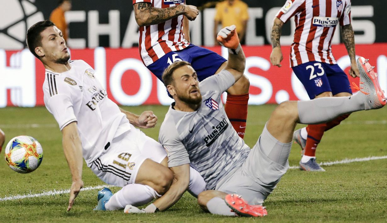 Kiper Atletico Madrid, Jan Oblak berusaha menghalau bola tendangan pemain Real Madrid, Marcos Llorente selama laga International Champions Cup 2019 di Arena Stadium Metlife, New Jersey (27/7/2019). Atletico menang telak 7-3 atas Real Madrid. (AP Photo/Frank Franklin II)