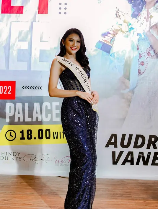 Hadir di sebuah acara, Audrey Vanessa tampil bold dengan gaun berwarna biru gelap. Gaun bustier itu dipadukan dengan satin sequin yang membuatnya tampak berkilau. [instagram/audreyyvanessa]