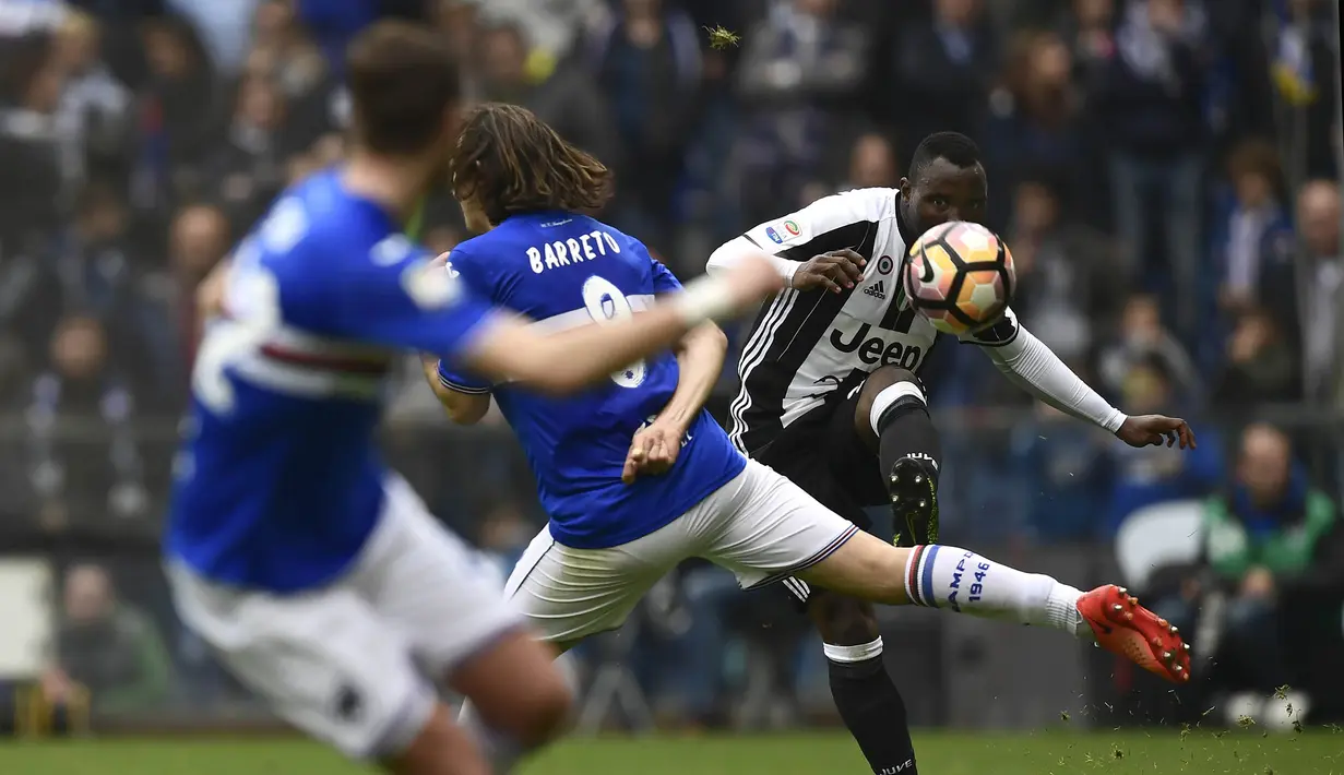 Gelandang Juventus, Kwadwo Asamoah, mengirim umpan saat melawan Sampdoria. Pada laga ini Sampdoria turun dengan formasi 4-3-1-2, sementara Si Nyonya Tua menggunakan skema andalannya 4-2-3-1. (AFP/Miguel Medina)