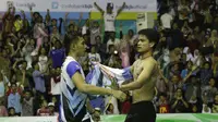 Ganda putra Jawa Barat, Fajar Alfian/Ricky Karanda Suwandi, mengalahkan ganda putra Jawa Tengah, Kenas Adi Haryanto/Praveen Jordan, dalam final beregu putra bulutangkis PON XIX Jawa Barat di GOR Bima, Cirebon, Jumat (23/9/2016). (Bola.com/Arief Bagus)