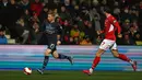 Gelandang Manchester City Kevin De Bruyne (kiri) berebut bola dengan gelandang tim divisi 4 Swindon Town, Ben Gladwin dalam duel putaran ketiga Piala FA 2021/22 di County Ground, Sabtu (8/1/2022) dini hari WIB. Manchester City menang telak 4-1 saat menghadapi Swindon Town. (Adrian DENNIS / AFP)