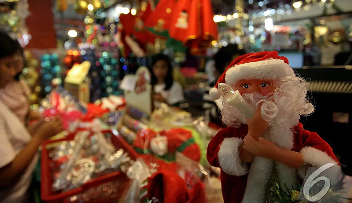 Suasana pertokoan di Pasar Mangga Dua menjelang perayaan Natal, Jakarta, Sabtu (13/12/2014). (Liputan6.com/Johan Tallo)