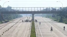 Warga berolahraga di proyek Jalan Tol Cijago Seksi II, kawasan Kukusan, Depok, Minggu (6/1). Proyek yang hampir rampung itu dimanfaatkan untuk berolahraga dengan menyusuri jalur yang belum dilalui kendaraan bermotor. (Liputan6.com/Immanuel Antonius)