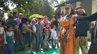 Seni Tari Sintren menjadi daya tarik pengunjung Situs Taman Air Gua Sunyaragi Cirebon saat libur Lebaran 2018. Foto (Liputan6.com / Panji Prayitno)