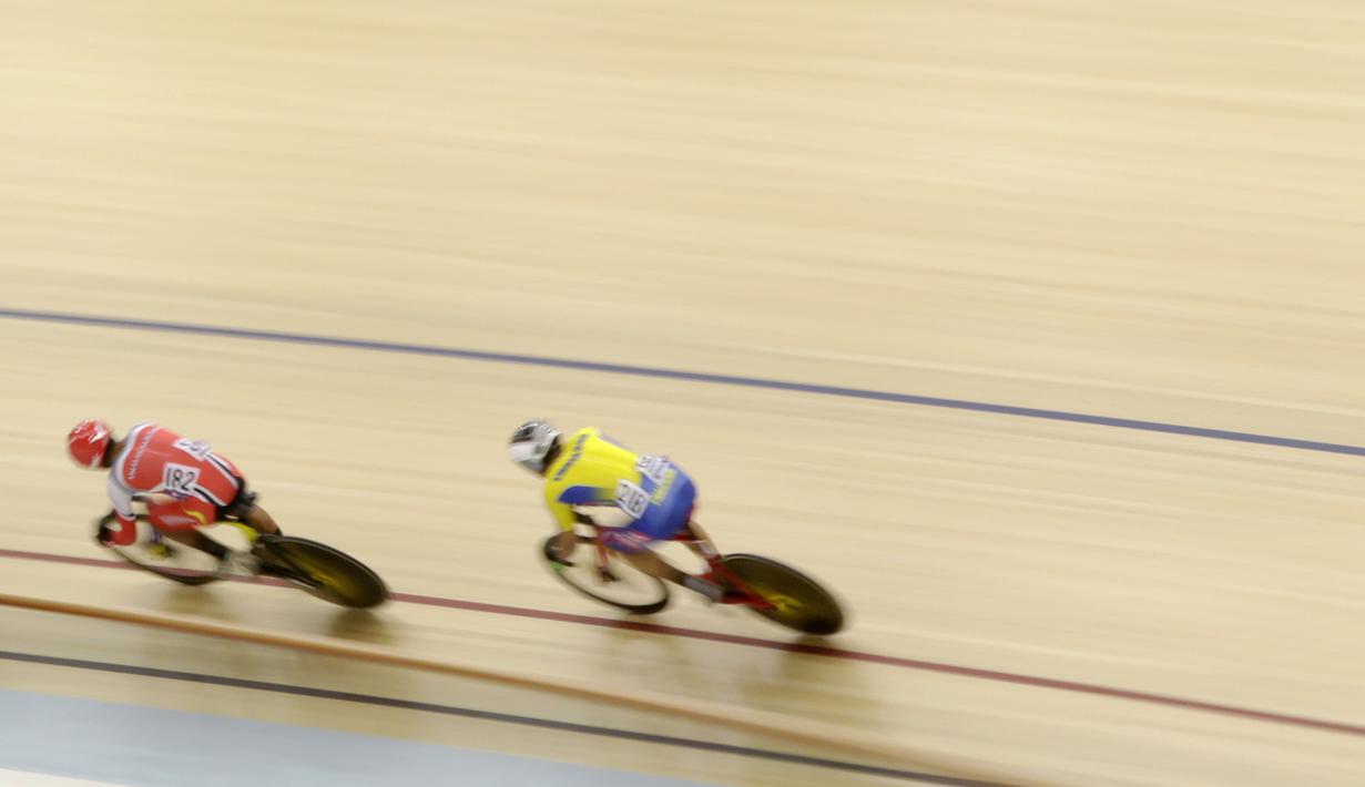 Para pesepeda memacu kecepatan pada nomor Men Junior Keirin saat Asian Track Championship 2019 di Jakarta International Veledrome, Jakarta, Kamis (10/1). Kejuaran balap sepeda ini akan berlangsung hingga Minggu (13/1). (Bola.com/Yoppy Renato)