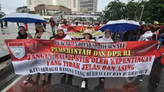 Puluhan orang menggelar aksi damai 'Save Polri' di kawasan Bundaran HI, Jakarta, Minggu (8/2/2015). (Liputan6.com/Faizal Fanani)