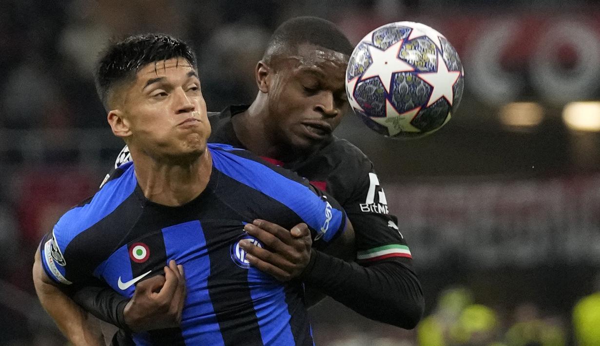 Pemain Inter Milan, Joaquin Correa (kiri) berebut bola dengan pemain AC Milan, Malick Thiaw pada laga leg pertama semifinal Liga Champions 2022/2023 di San Siro, Milan, Italia, Kamis (11/05/2023) WIB. Laga dimenangkan oleh Nerazzurri dengan skor 2-0. (AP Photo/Antonio Calanni)
