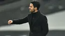 Pelatih Arsenal, Mikel Arteta, memberikan arahan kepada anak asuhnya saat melawan Tottenham Hotspur pada laga Liga Inggris di London, Minggu (6/12/2020). Tottenham menang dengan skor 2-0. (Glyn Kirk/Pool via AFP)