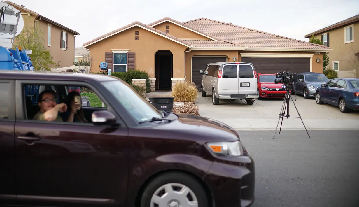 Sebuah rumah dimana 13 anak ditemukan dalam keadaaan kurang gizi dan dirantai oleh sepasang suami istri di Perris, California, Senin (15/1). Polisi menyebut para korban terlihat sangat kekurangan gizi dan sangat kotor. (Sandy Huffaker/Getty Images/AFP)