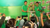 Jonatan Christie (kiri) dan Antoni Ginting berfoto bersama piala usai jumpa pers Sirnas Milo School Competition di Senayan, Jakarta, Kamis (25/8/2016). (Nicklas Hanoatubun)