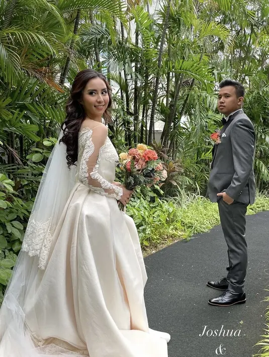 Gaun model ball gown kombinasi brokat-silk warna putih tersebut merupakan rancangan Cynthia Tan. (YouTube/Jojo and Clay).