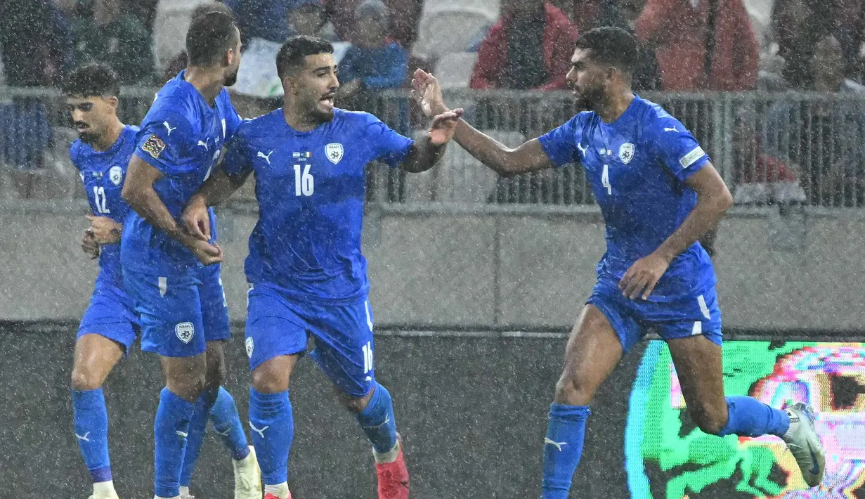 Jelang akhir pertandingan, Israel berhasil memperkecil kekalahan lewat gol Mohammed Abu Fani pada menit ke-90. (Attila KISBENEDEK/AFP)