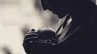 Hamish Daud gendong bayinya (Instagram/hamishdw)