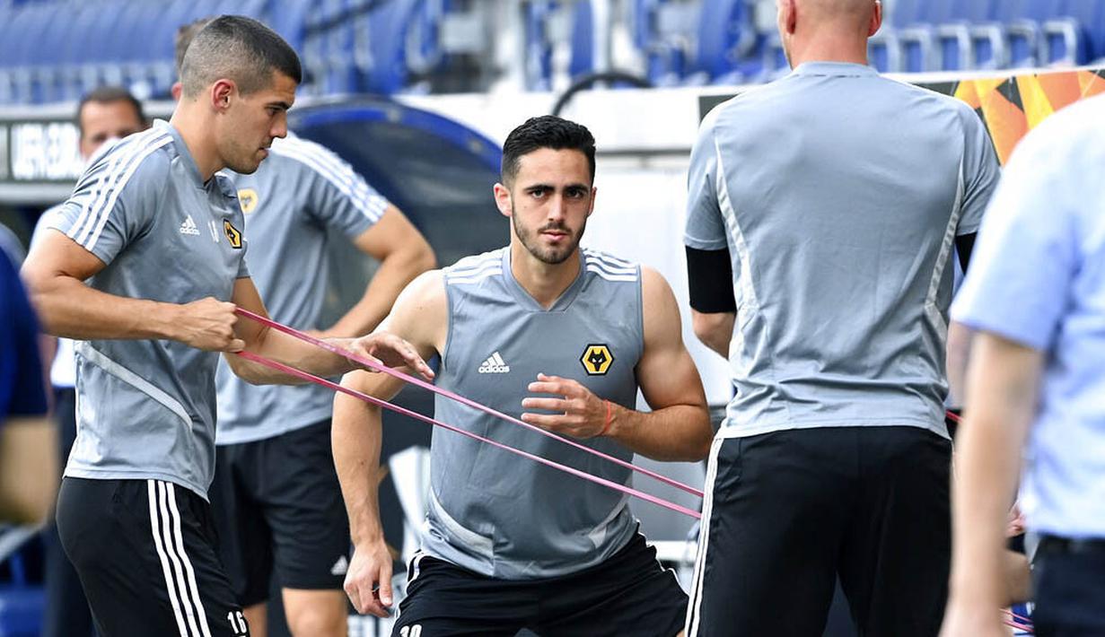 Pemain Wolverhampton Wanderers, Leonardo Campana, saat latihan jelang laga  perempat final Liga Europa di Duisburg, Jerman, Senin (10/8/2020). Wolverhampton akan berhadapan dengan Sevillla. (Ina Fassbender/Pool Photo via AP)
