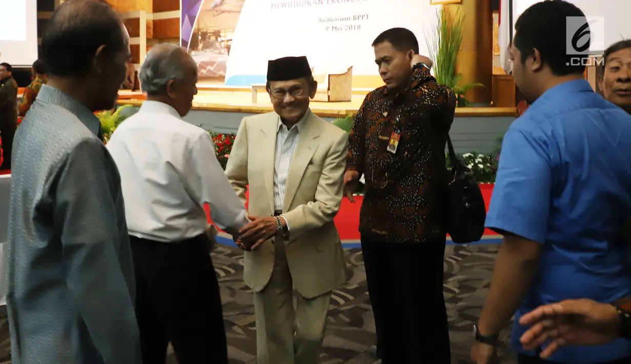 Presiden ke-3 BJ Habibie usai menghadiri Dialog Nasional di gedung BPPT, Jakarta, Rabu (9/5). Dialog tersebut bertema "Meningkatkan Inovasi Iptek untuk Mendorong Industri Dalam Negeri Mewujudkan Ekonomi Pancasila". (Liputan6.com/JohanTallo)