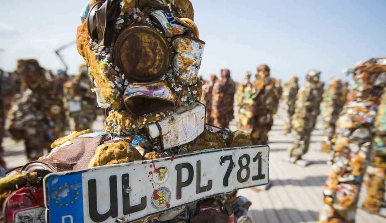 Schult menamakan karya patungnya dengan judul "Trash People" di Ariel Sharon Park, Rabu (3/4/2014) (AFP Photo/Jack Guez).