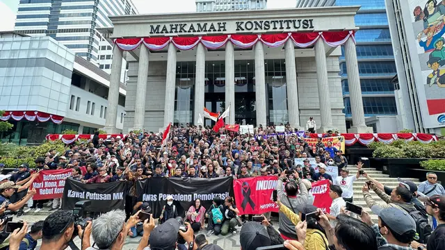 Massa aksi unjuk rasa kawal putusan Mahkamah Konstitusi (MK) atas UU Pilkada berhasil menggeruduk halaman Gedung MK, Jakarta Pusat.