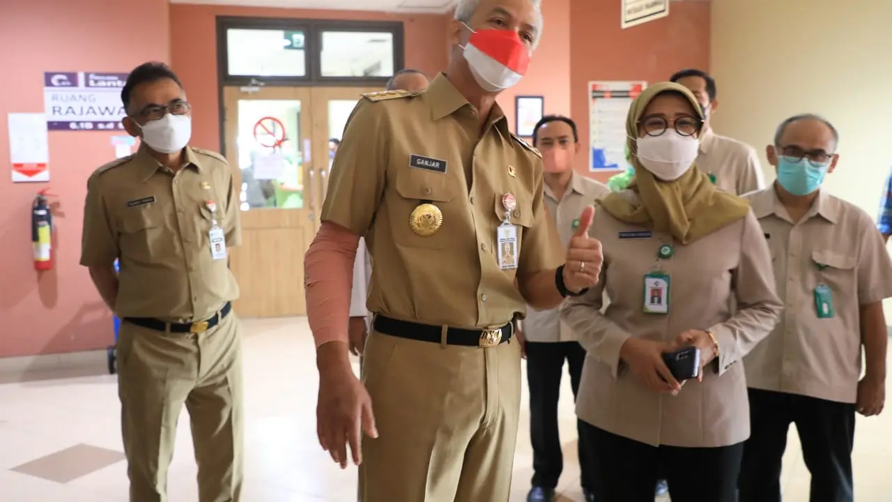Ganjar Foto bersama dengan Dirut RSUP dr Kariadi Semarang