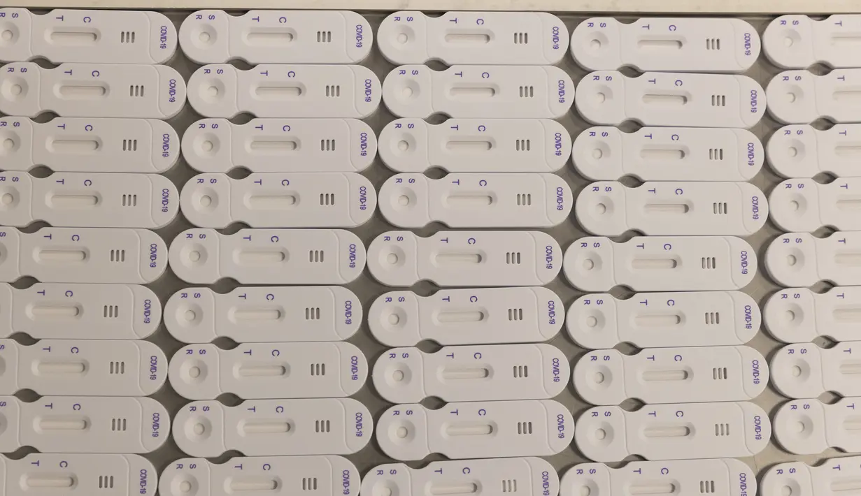 Tes COVID-19 digambarkan di NG Biotech, start-up pembuat berbagai tes medis, termasuk kit COVID-19, di Guipry, Prancis pada 7 Januari 2022. Prancis memecahkan rekor infeksi harian tertinggi di Eropa membuat produsen bekerja keras memenuhi permintaan besar untuk tes. (AP Photo/Jeremias Gonzalez)