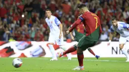 Pemain Portugal, Cristiano Ronaldo, melepaskan tendangan penalti saat melawan Slovakia pada laga Kualifikasi EURO 2024 di Stadion Dragao, Sabtu (14/10/2023). CR7 mencetak dua gol di pertandingan tersebut. (AP Photo/Luis Vieira)