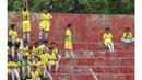 Anak-anak SSB Kota Padang menunggu giliran sebelum beraksi pada ajang Irman gusman Cup 2016 diStadion Agus Salim, Padang, Minggu (13/3/2016). (Bola.com/Nicklas Hanoatubun)