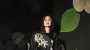 Luna Maya tampil edgy dengan outfit serba hitam. Ia kenakan cropped jacket bermotif bunga yang dibordir dengan trouser pants dan hand bag hitam [@biyanofficial]