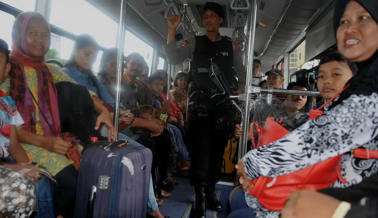 Suasana di dalam Bus Sekolah yang menggantikan Metro Mini di Terminal Senen, Jakarta, Senin (21/12/2015). Metro Mini melakukan aksi mogok karena takut terkena razia Dishub. (Liputan6.com/Gempur M Surya)