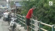 Warganet sedang ramai membicarakan aksi buang sampah ke sebuah sungai di perbatasan Kabupaten Subang dan Karawang.