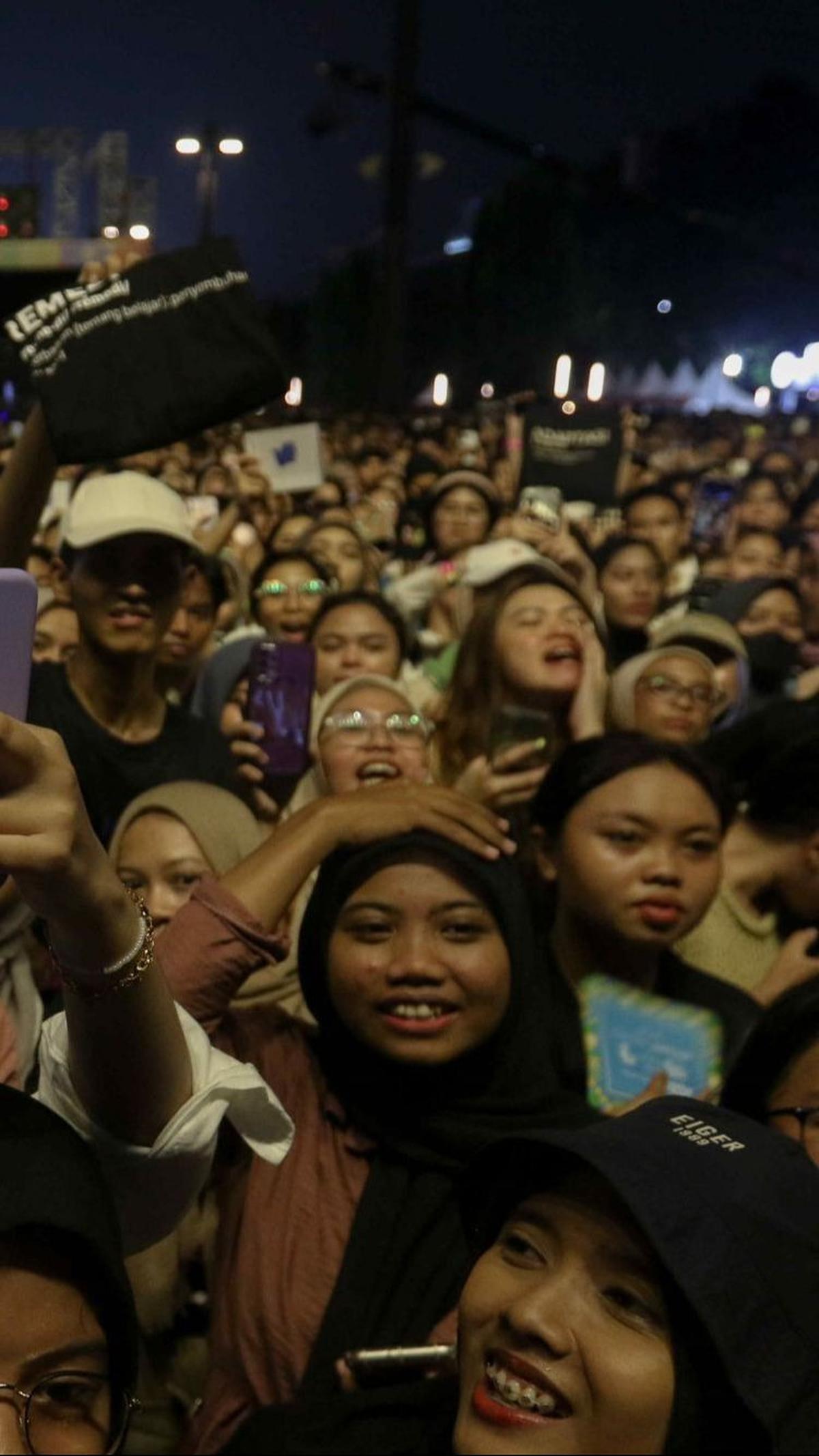Dua lagu pada setiap reffnya itu telah membuat para penonton tersihir berjemaah. Foto: Liputan6.com / Herman Zakharia