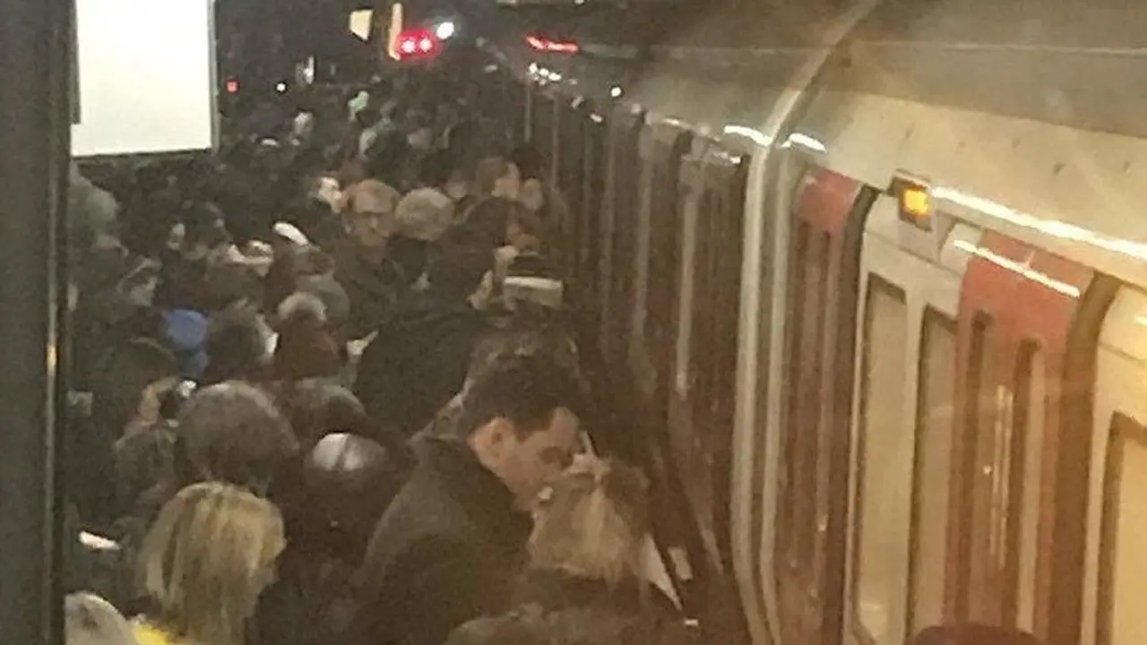 Baru-baru ini pengguna Metro di London harus kehilangan banyak waktu akibat tingkah dua orang wanita (Twitter/@simonnread)