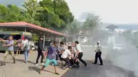 Petugas Lapas Narkotika Bollangi Bentrok dengan Demonstran