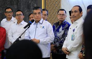 Menaker Yassierli menekankan pentingnya komunikasi dua arah melalui kanal Lapor Menaker dalam Rapat Kerja Itjen Kemnaker, Jakarta (11/11/2025). ©Kemnaker.