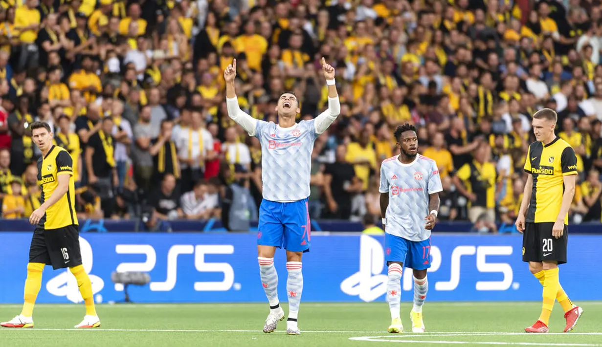 Pemain Manchester United Cristiano Ronaldo (tengah) melakukan selebrasi usai mencetak gol ke gawang Young Boys pada pertandingan Grup F Liga Champions di Stadion Wankdorf, Bern, Swiss, Selasa (14/9/2021). Young Boys menang 2-1. (Alessandro della Valle/Keystone via AP)