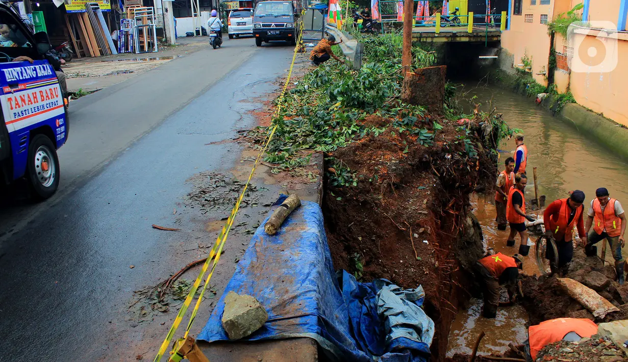 Pekerja melakukan perbaikan salah satu sisi Jalan Raya Tanah Baru yang mengalami longsor, Depok, Jawa Barat, Kamis (9/1/2020). Sebelumnya, beberapa titik sepanjang Jalan Raya Tanah Baru mengalami longsor akibat hujan deras yang melanda. (merdeka.com/Magang/Muhammad Fayyadh)