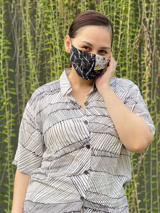 Diakui Mona, hingga kini ia belum bisa mengembalikan berat badannya seperti sebelum dirinya hamil dan melahirkan. Hal tersebut diungkap lewat akun Instagramnya, Kamis (15/10/2020). (Instagram/monaratuliu)