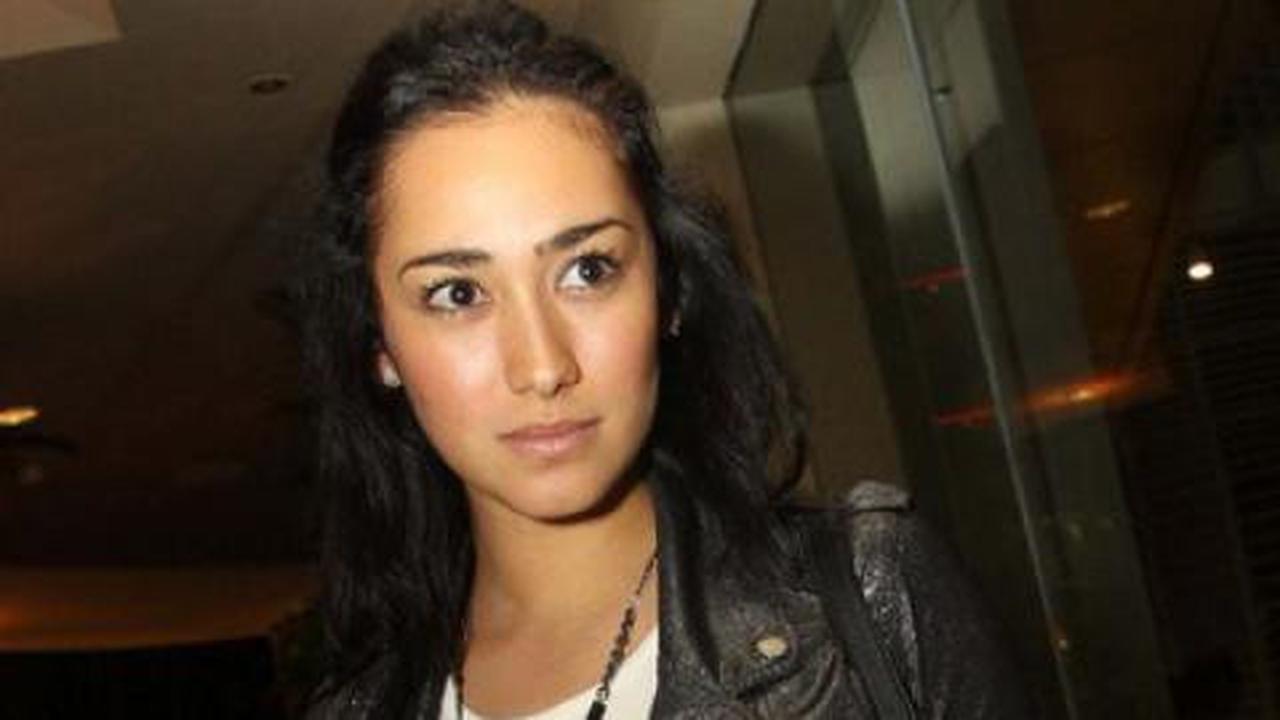Ditodong pisau, Alexandra Gottardo luka di leher
