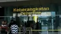 Penerbangan bandara Sultan Thaha kacau karena beredarnya isu bom. Sementara itu, baku tembak terjadi antara Satgas dengan kelompok Santoso.