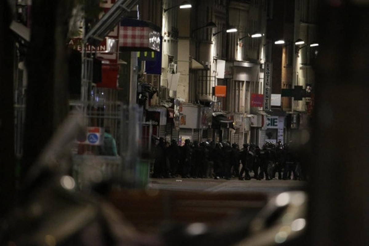 Suasana mencekam polisi kepung persembunyian pelaku Teror Paris