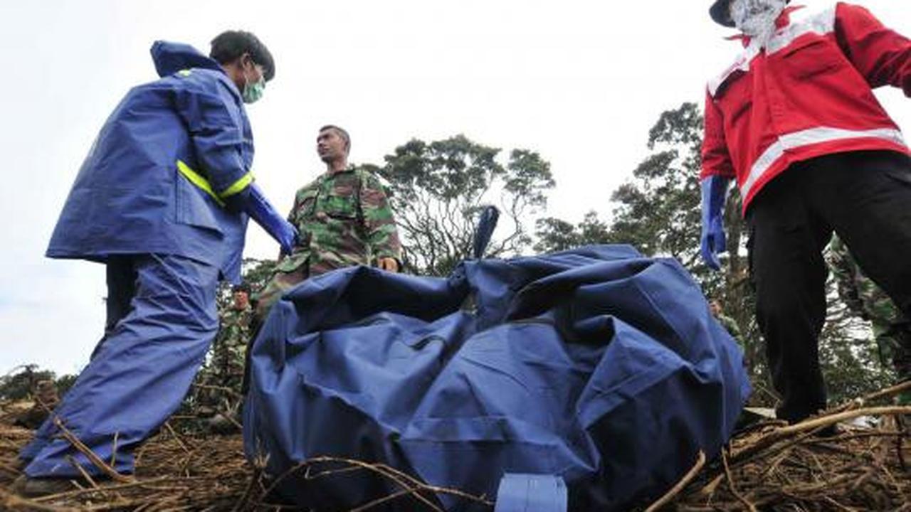 Tim gabungan evakuasi TNI mengangkat jenazah korban kecelakaan pesawat 